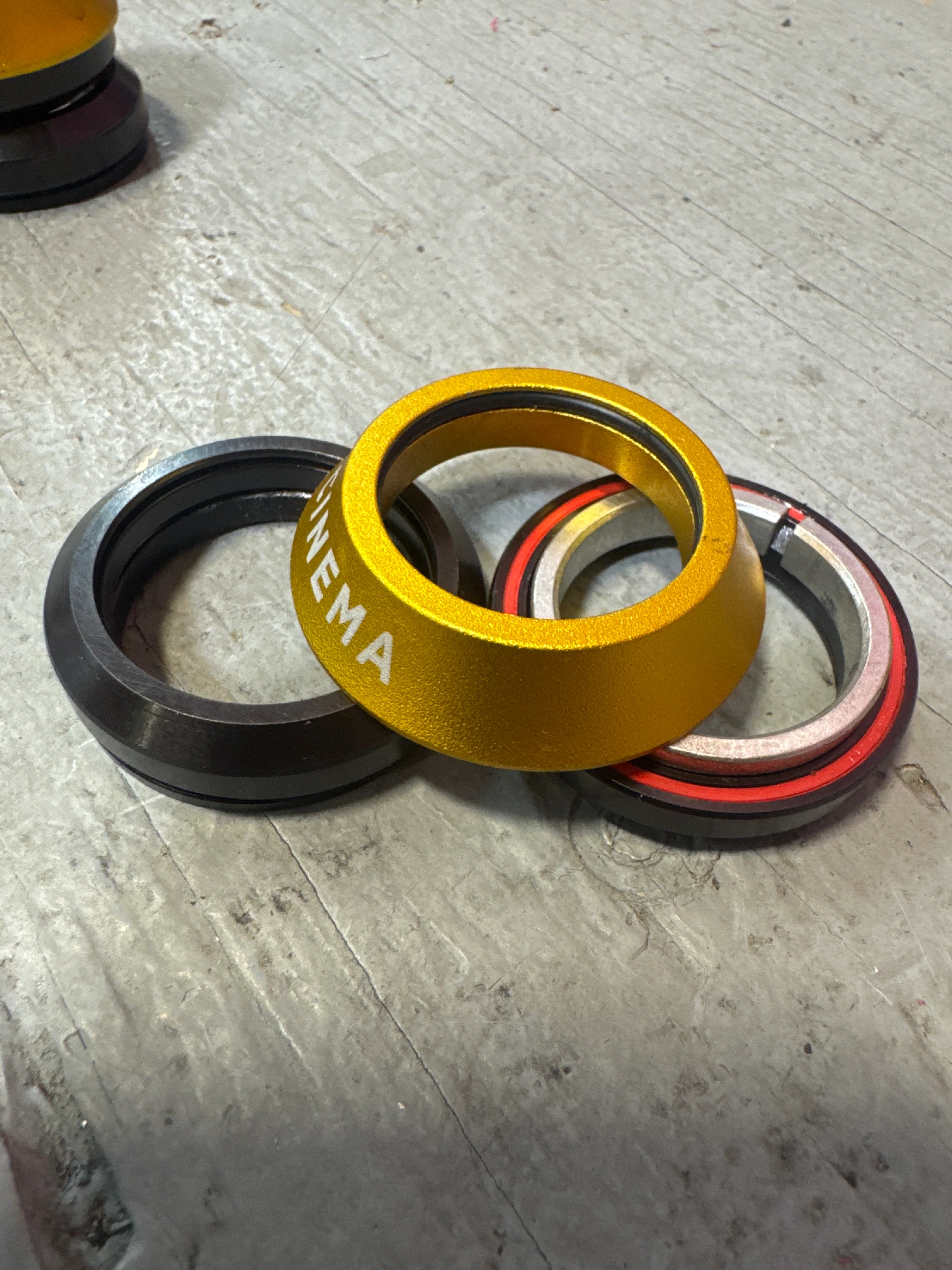 Cinema integrated headset Gold - Image 2