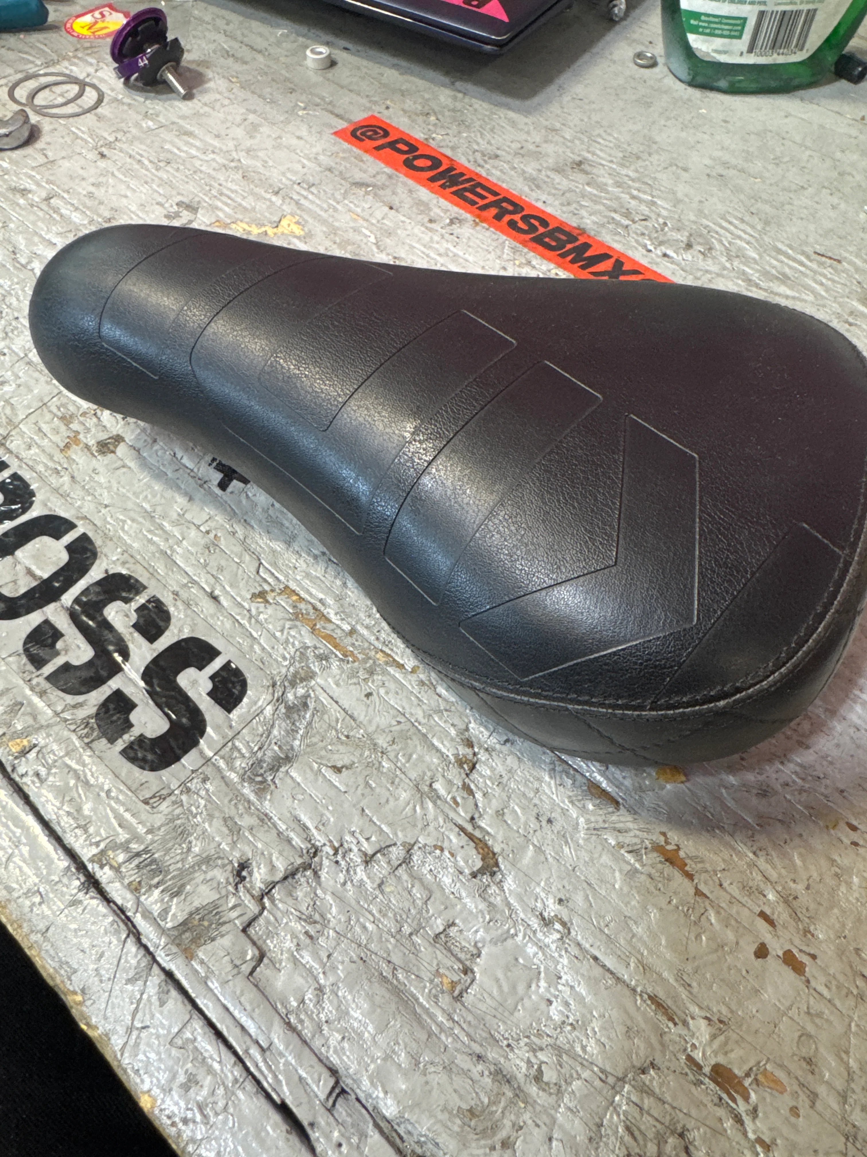 Kink stealth pivotal seat