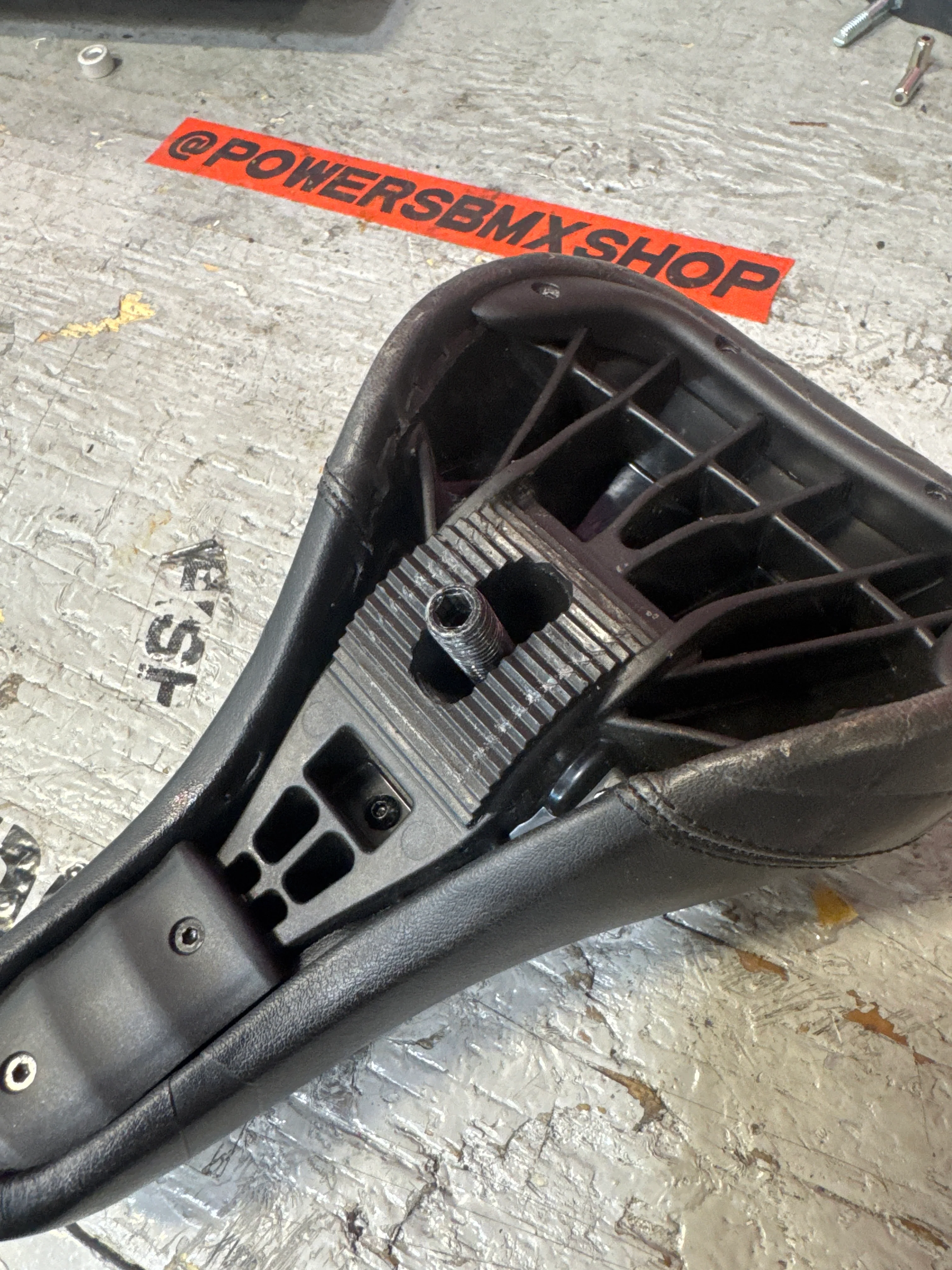Kink stealth pivotal seat - Image 2