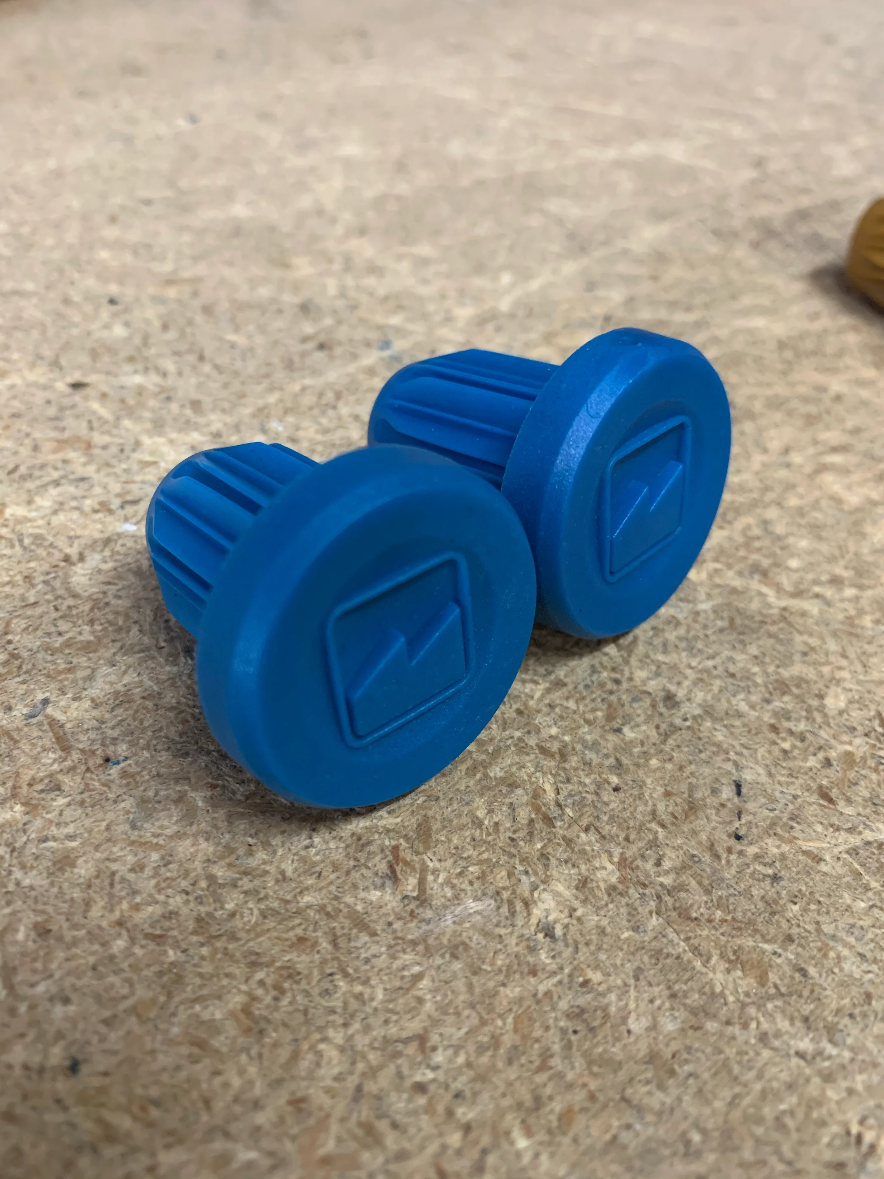 MERRITT INSERT PLASTIC BAR ENDS - Image 8
