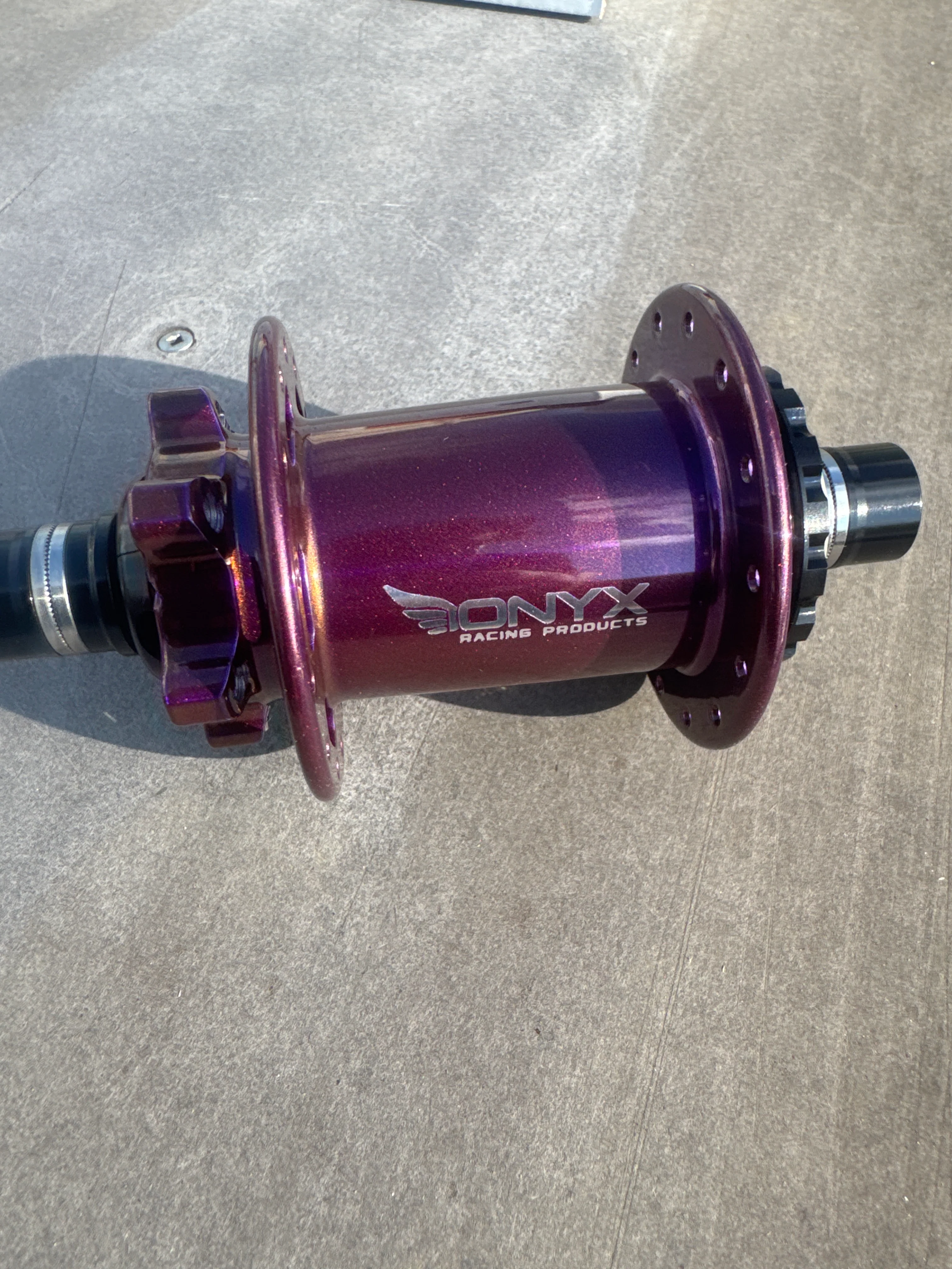 Onyx Hubs Cotm Gummy Berry Juice - Image 3