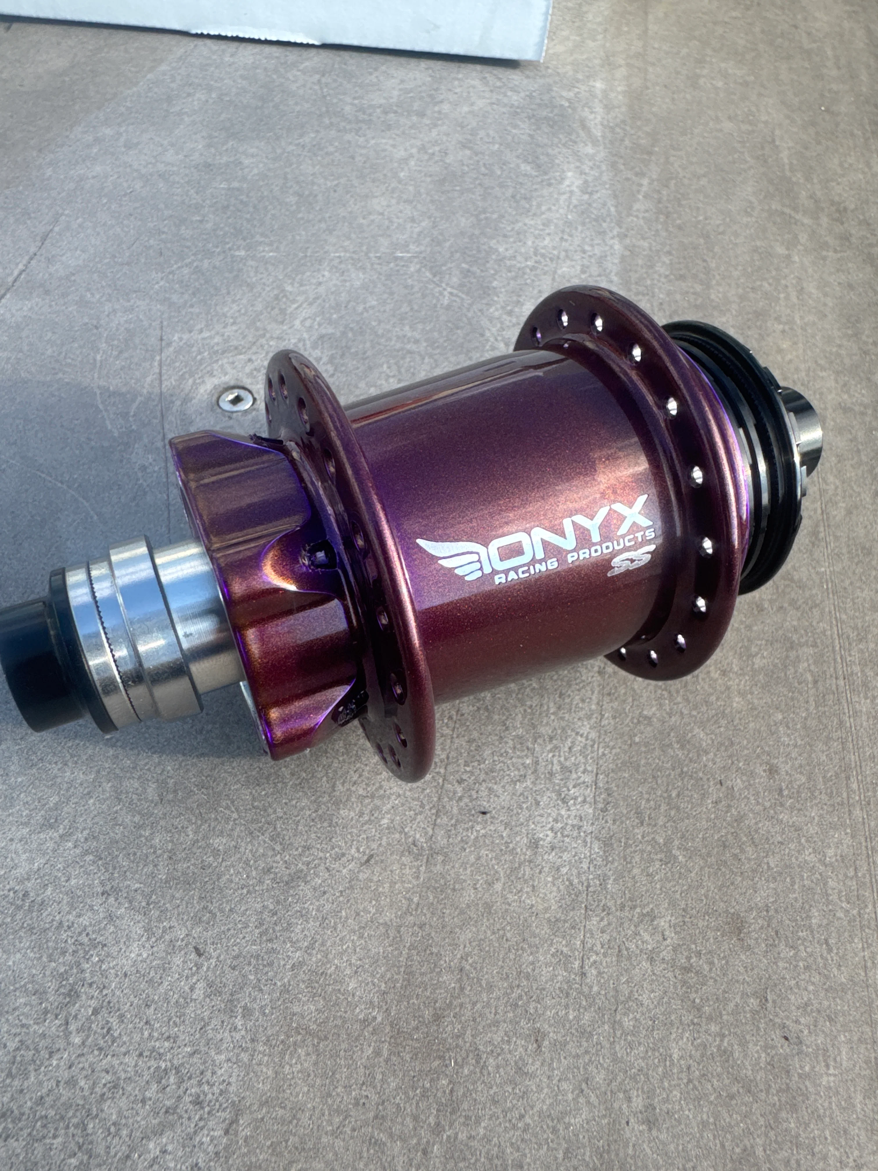 Onyx Hubs Cotm Gummy Berry Juice - Image 5