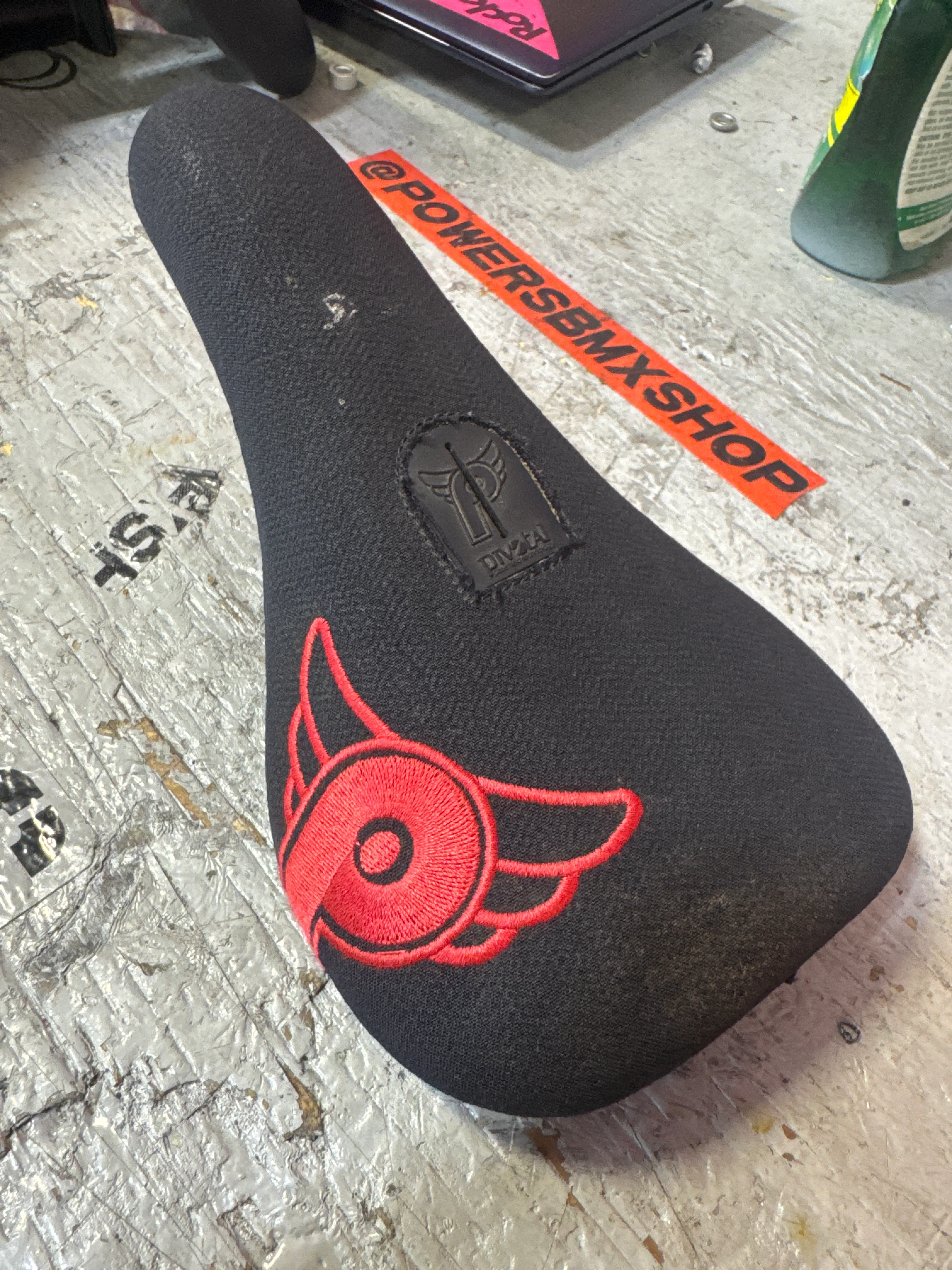 Profile pivotal seat red
